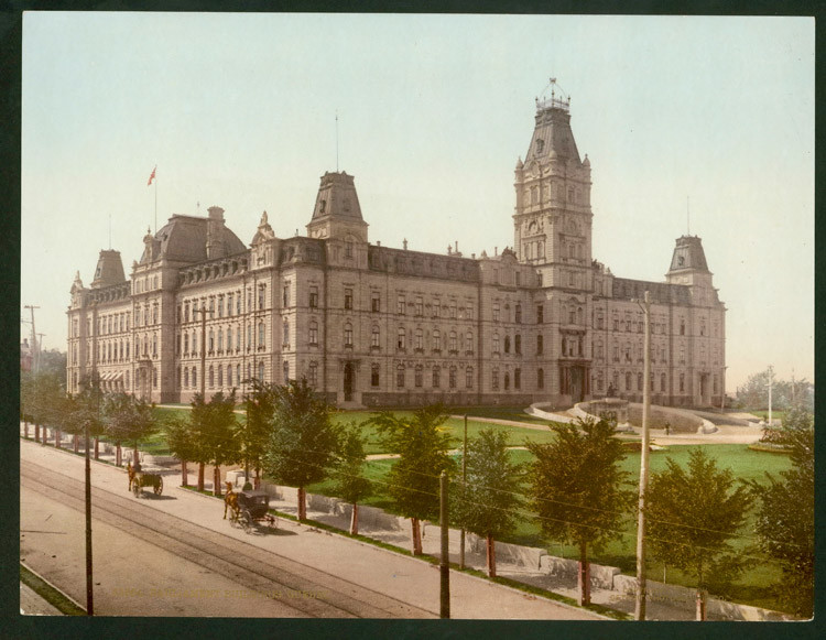 Le parlement de Québec et la Grande Allée en direction ouest, vers 1910.