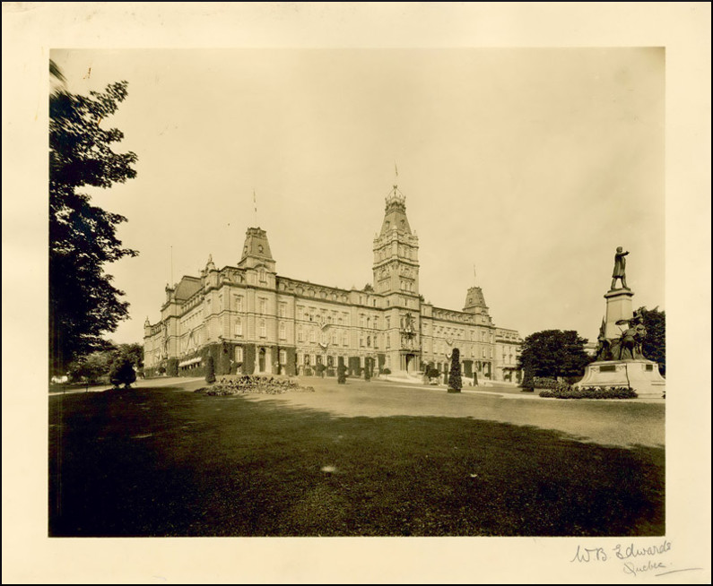 L'hôtel du Parlement et ses jardins, [entre 1915 et 1925].
