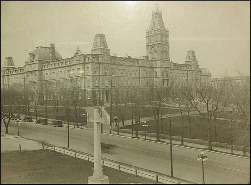 Le parlement de Québec et la Grande Allée, vers 1926.