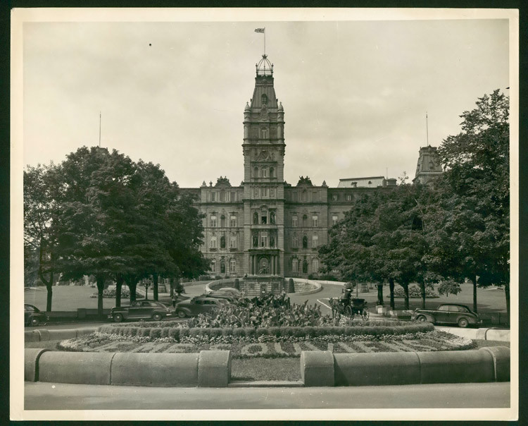 L’hôtel du Parlement et le drapeau britannique, vers 1945.