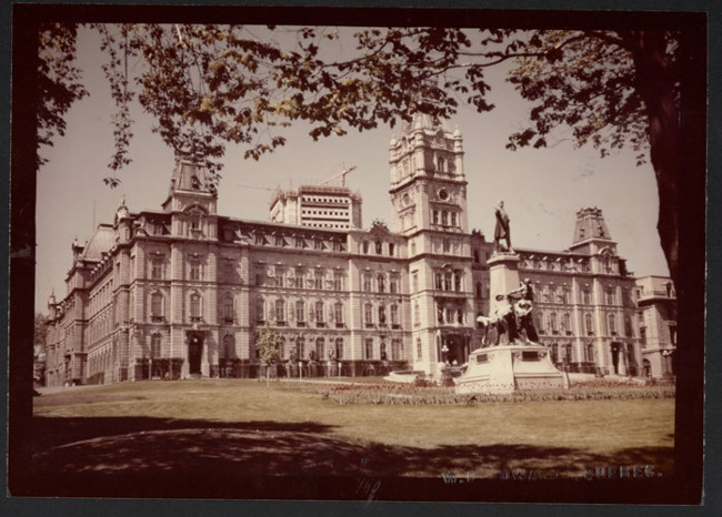 Le parlement et l’édifice Marie-Guyart, 1970.