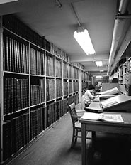 Salle de consultation des journaux au sous-sol de la Bibliothèque en 1964