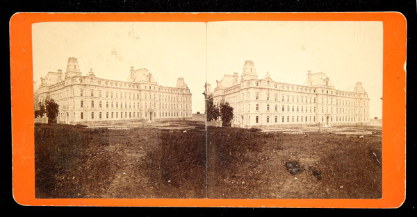 Le parlement de Québec et la Grande Allée en direction est, vers 1879.