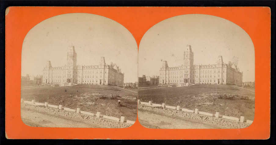 Le parachèvement de la façade du parlement de Québec, 1886.