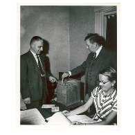 Photographie de Maurice Duplessis déposant son bulletin de vote, 28 juillet 1948