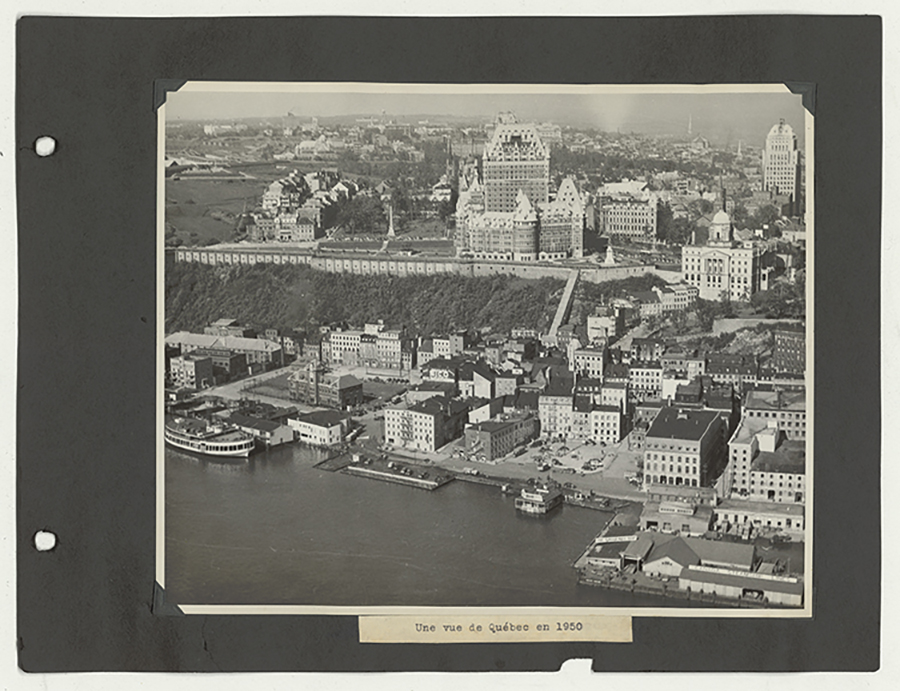 Vue aérienne de Québec depuis le fleuve. 1950.