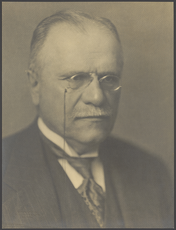 Photographie de Louis-Philippe Brodeur, vers 1920.