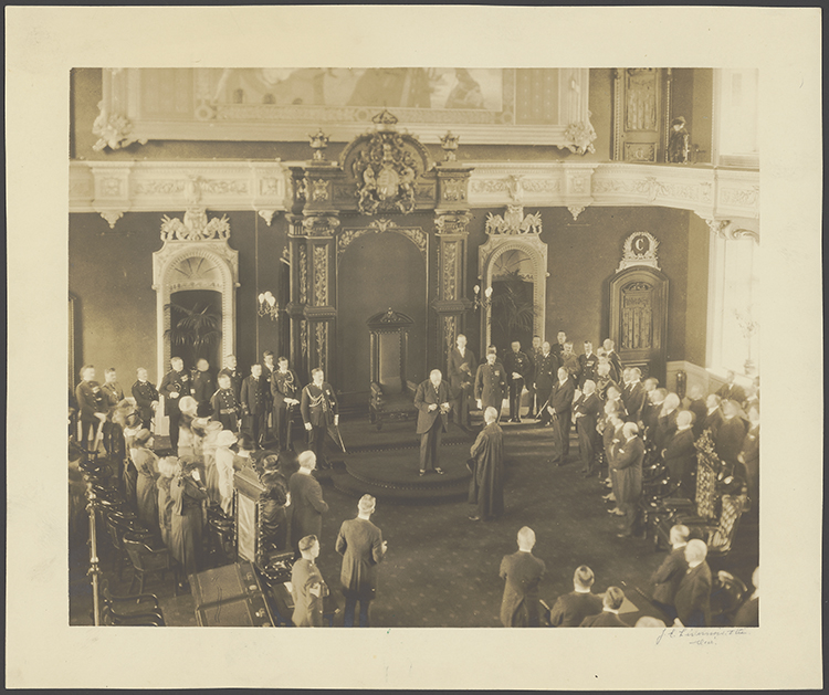 Photographie d'une cérémonie à la salle du Conseil législatif, vers 1923.