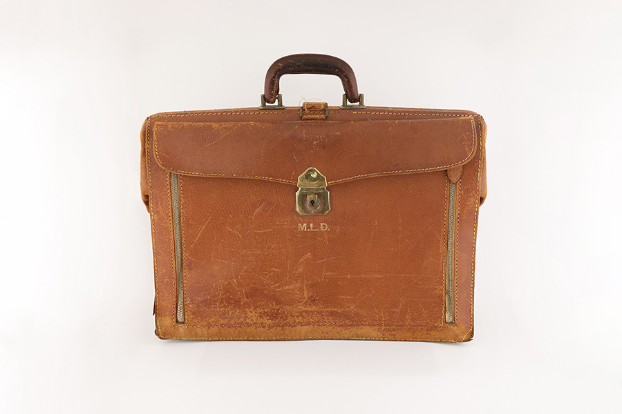 Valise porte-document en cuir aux initiales de Maurice Le Noblet Duplessis.