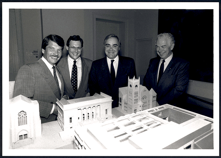 Photographie d'une visite au Musée des beaux-arts de Montréal, vers 1989.