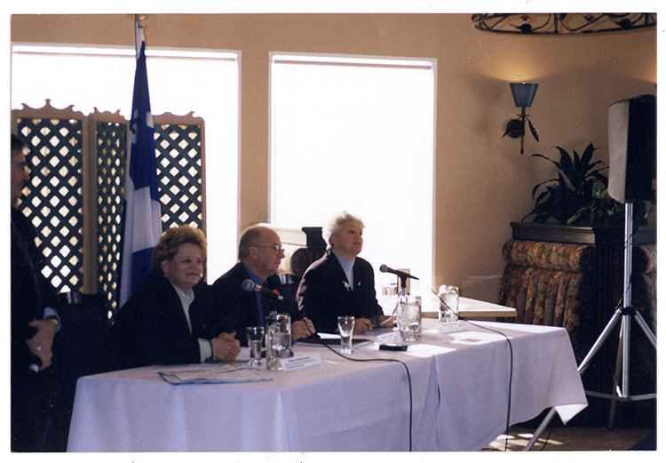 Photographie d'une conférence de presse au sujet de l'autoroute 20, 1999.