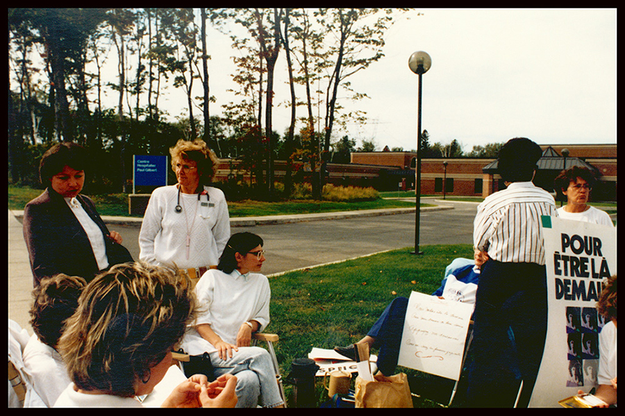 Visite électorale de Denise Carrier-Perreault au Centre Paul-Gilbert, 1989.