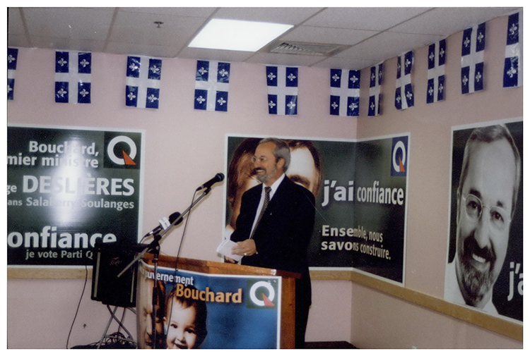 Photographie d'un rassemblement du Parti québécois en campagne électorale, 1998.