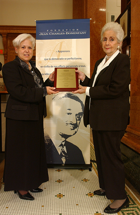 Photographie de Louise Harel et de Yolande Désilets Bonenfant, 23 octobre 2002.