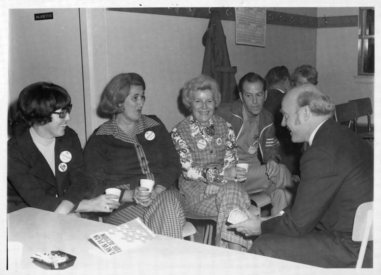 Photographie d'une visite de William Tetley, 30 septembre 1975.