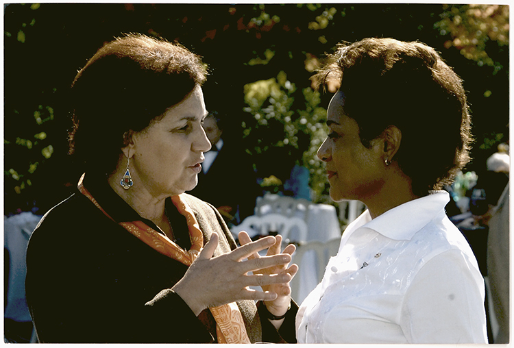 Photographie de Fatima Houda-Pepin et Michaëlle Jean, [entre 2005 et 2010].