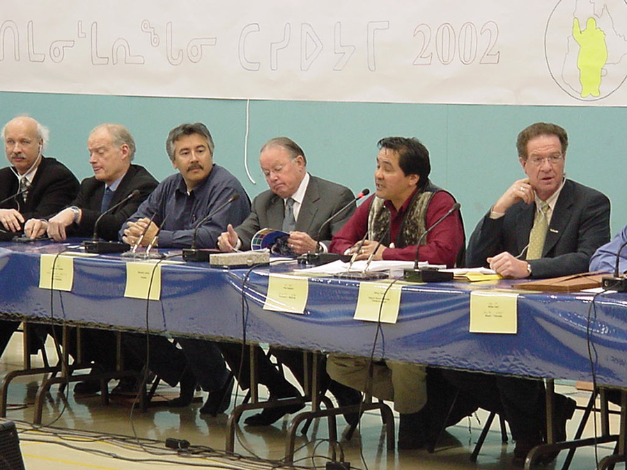 Photographie d'une assemblée de la Société Makivik à Kuujuaq, 9 avril 2002.