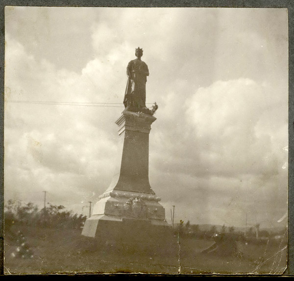 Photographie du monument à la Reine Victoria à Québec, vers 1912.