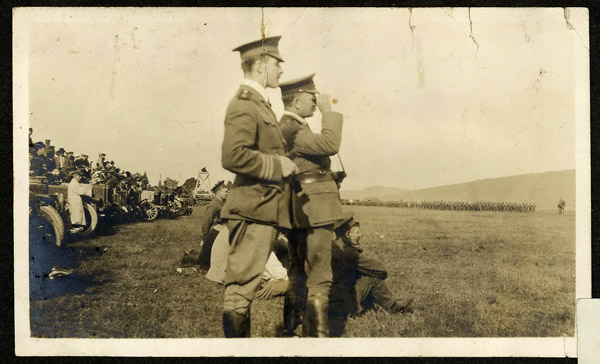 Photographie d'une démonstration militaire, vers 1912.